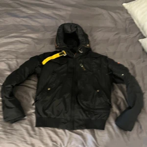 Parajumpers jacka - Parajumpers jacka i strl X-S, den är i gott skit och inga skador vad jag vet. Päls till jackan går att leta upp.