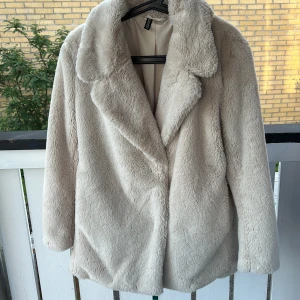 Fluffig jacka  - Vinter/fluffig jacka, 2 gångers användning 