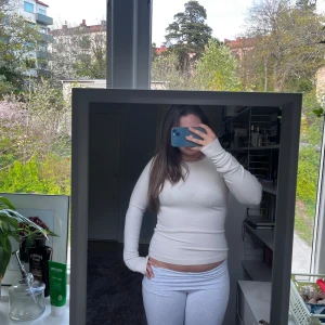 skims liknande tröja - skin tajt tröja från hm som är ganska lik en från skims. använder den inte alls men super fin