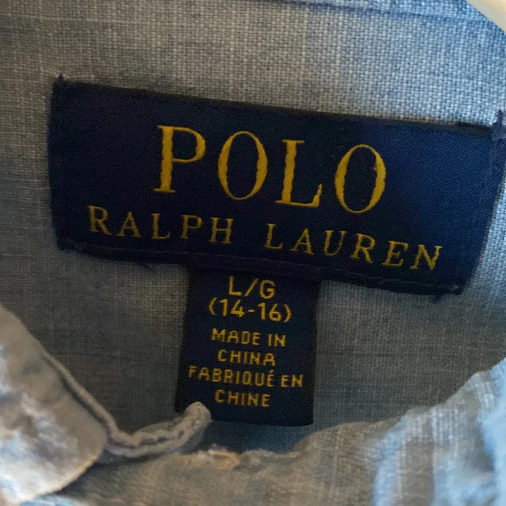Hej, säljer denna stiliga skjorta från Polo Ralph Lauren. Skjortan är i utmärkt skick. Perfekt till sommaren. Hör av dig om du har några funderingar och priset är ej hugget i sten, Mvh Viktor. Skjortor.