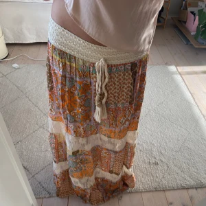 Långkjol - Säljer denna superfina långkjol💛💛 finns ingen storlek men skulle säga att den passar en s