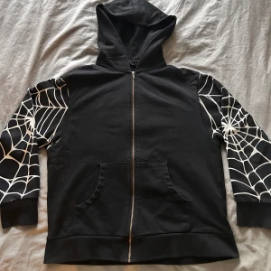 Jaded London Hoodie - Snygg hoddie från Jaded London. Köpte på Plick men den var tyvärr för stor så säljer vidare. Den är i storlek  L och true size. 