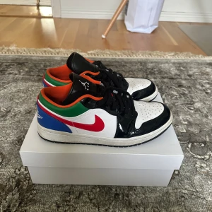 Jordan 1 low multicolor  - Väldigt bra skick  Storlek 43