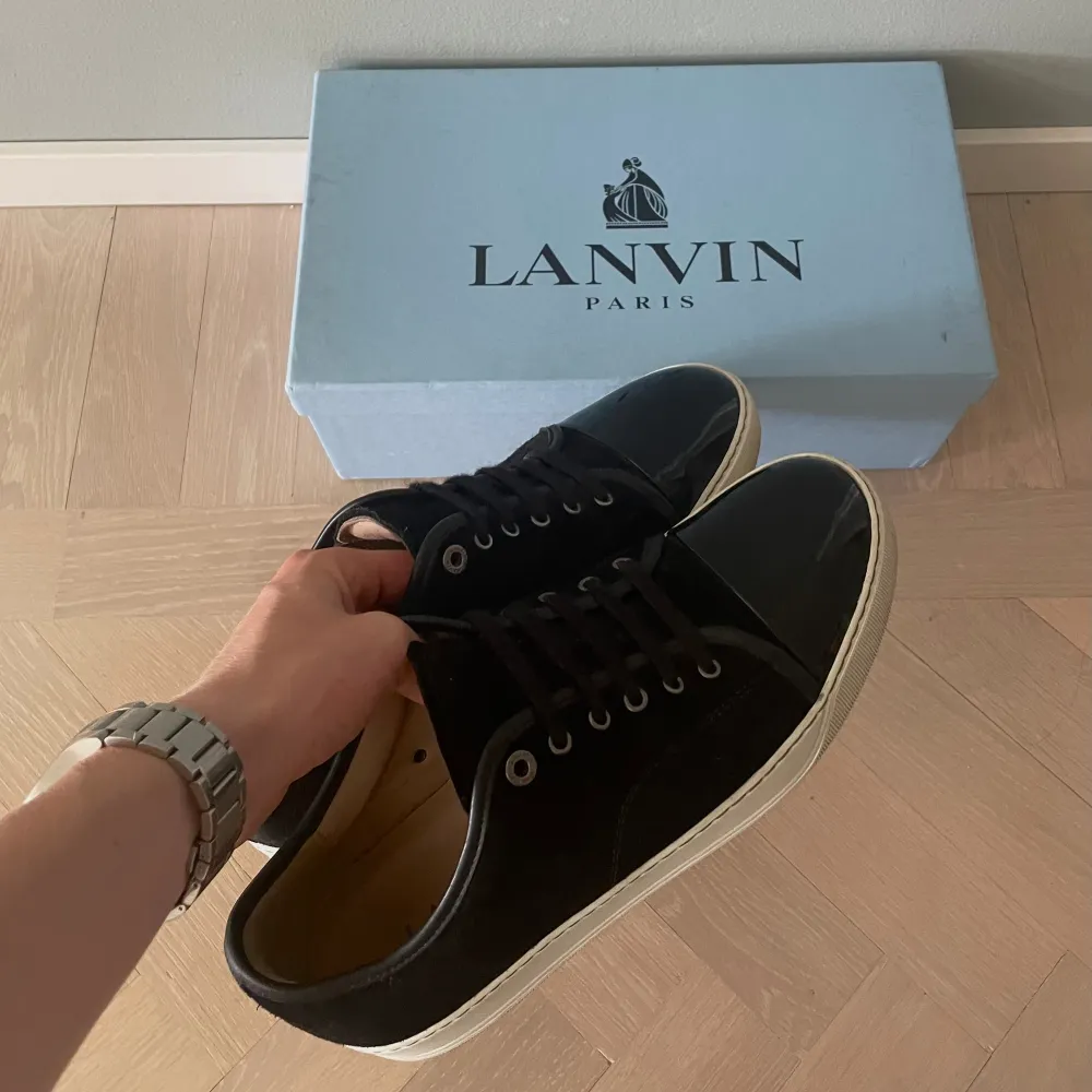 Säljer dessa riktigt feta Lanvins, en perfekt vår/sommar sko. Skorna är i mycket bra skick (8,5/10). Dessa är i färgen svart och är i storlek UK8 vilket motsvarar 42-43. Nypris: 4500. Mitt pris 3000 pris kan diskuteras vid snabb affär mvh Jonathan. . Skor.