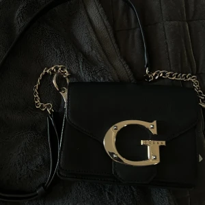 Guess väska - En svart crossbody väska från Guess i fint skick☺️💕