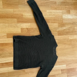 Jack & Jones tröja, mörkgrön  - Längd: 60 cm Armlängd: 64 cm Tröjan är lite smutsig på bilderna men det går bort i tvätten. 