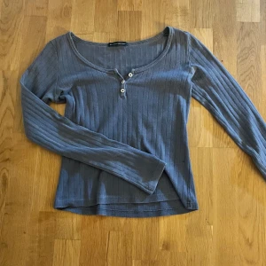 mörkblå långärmad brandy melville tröja  - Nyskick, supersöt att ha på kalla sommardagar. Passar storlek S/M 💕