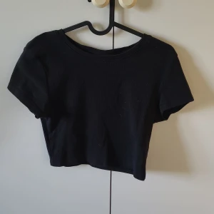 Svart kort magtröja - Kortärmad magtröja♥️ Används några gånger. 