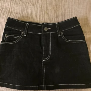 Mini kjol - Snygg men för liten, måttet är 37 cm tvärs över💞