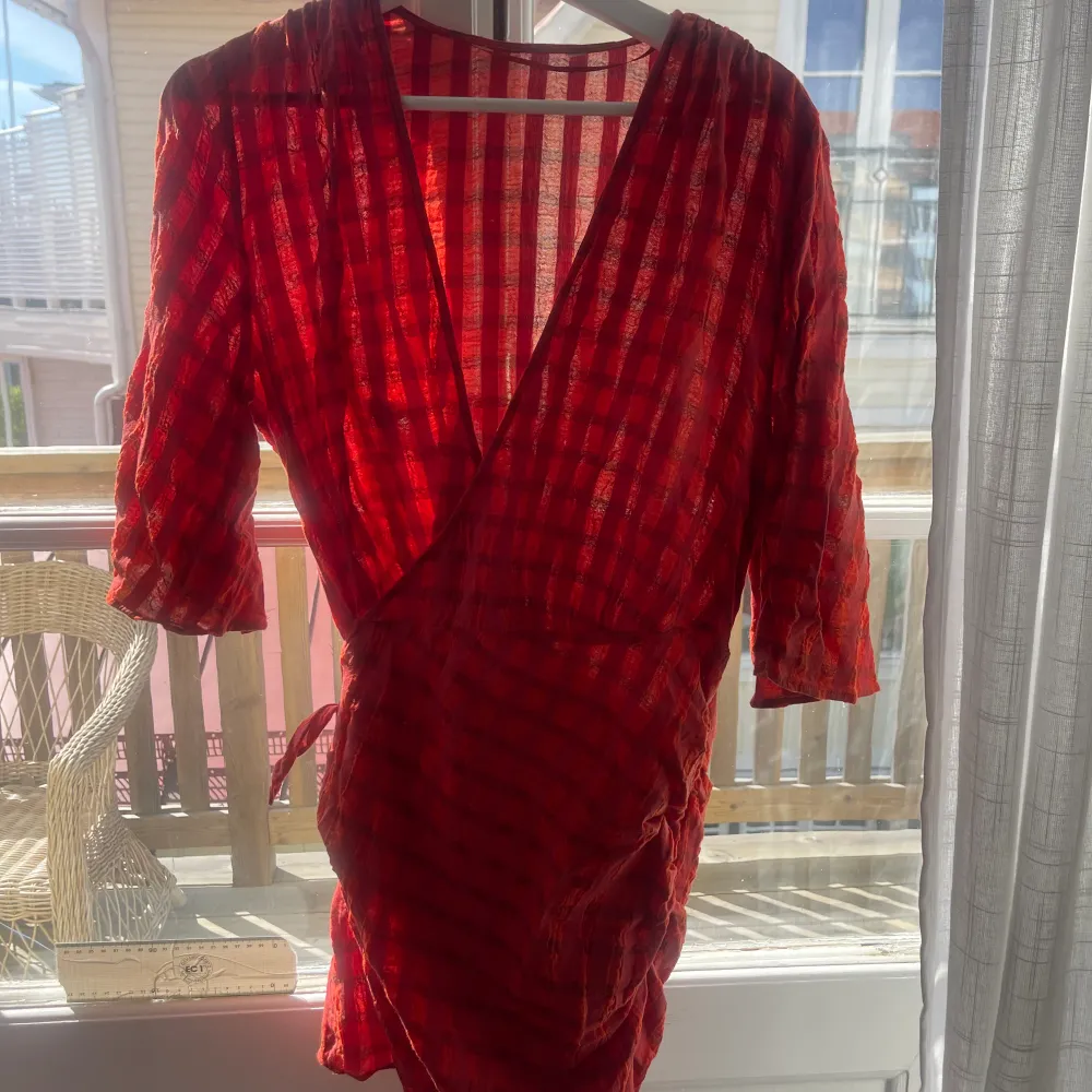En röd klänning från zara som man knyter själv. Super fin!!! Men kommer inte till användning . Klänningar.