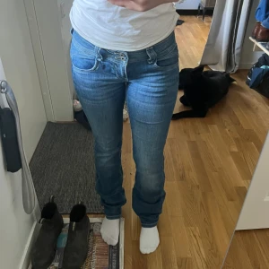 Pepe jeans💕 - Superfina pepe jeans 💕 Strl 29 i midjan och 32 i längd, passar mig bra i både midja och längd som är 168 och bär S-M i byxor. Väldigt stretchiga så passar nog alla från S-M beroende på önskad passform 🌟 Pris går att diskutera