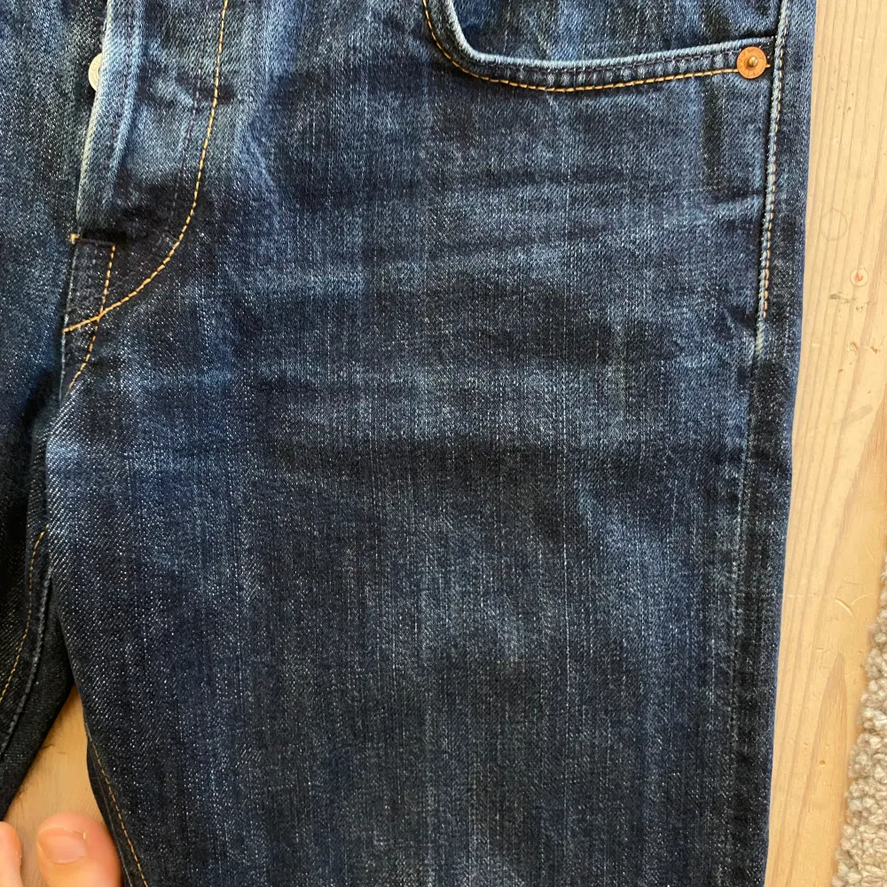 Säljer dessa supernajs jeans från Filippa K då de har blivit försmå för mig. Sitter straight/lite lite bootcut🧡. Jeans & Byxor.
