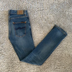 Nudie Jeans - Ett par Nudie Jeans i stl. 28/32 i jätte fint skick! Hör av dig vid minsta fundering eller fråga;)
