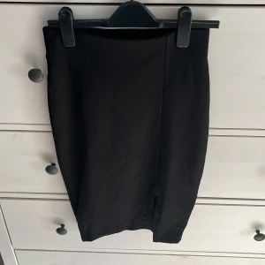 Pennkjol  - Supersnygg figursydd pennkjol i stretchmaterial i perfekt skick från new yorker, endast använd en gång. Storlek 34 och går precis nedanför knät, en snygg slits på sidan. Köparen står för frakt, (BVSA) billigare vid snabb affär. Finns katt i hemmet!