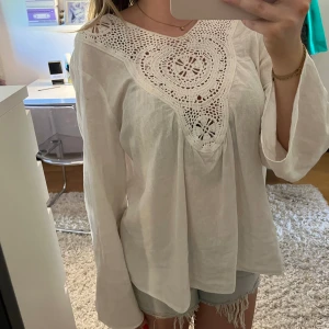 Jättefin blus från Zara💞 - Jättesöt blus från Zara i linne med stickat mönster💓 Använd ett fåtal gånger, super bra skick💓