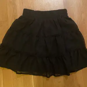 Svart volang kjol från new yorker. Använd typ 2-3 gånger, är i bra skick. Jätte gullig men kommer tyvärr inte till användning!