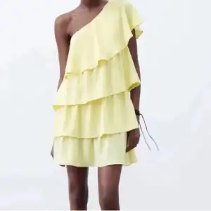 Söker denna zara klänningen så kontakta om någon säljer den💞