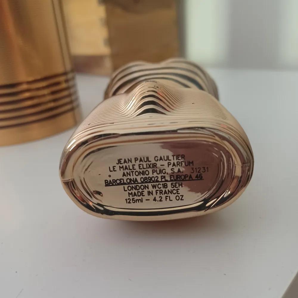 Säljer en väldigt bra parfym Jean paul gaultier's elixir. Luktar vanilj, honung och lite tobak. Den är helt full 125ml och går för 1300 ny.. Övrigt.