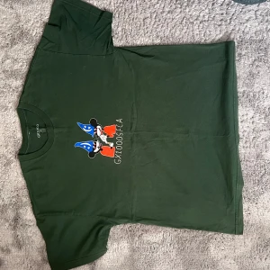 Skate t-shirt  - Köpte den på junkyard när jag skateade och nu säljer jag den då den är aldeles för stor på mig och inte riktigt är min stil. Märket heter gx1000 vilket jag tror är ett skate märke. Riktigt cool t shirt iallfall. Kom i dm vid frågor