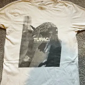 En perfekt tillbakåtlutad tröja med Tupac tryck. Tvär fet och har en väldigt bra passform. Skriv om frågor eller prisförslag