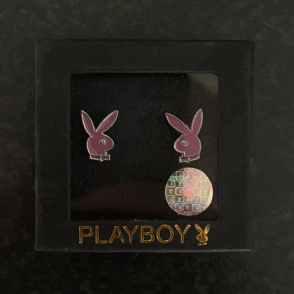Säljer dessa snygga Playboy örhängen, aldrig använt . Accessoarer.
