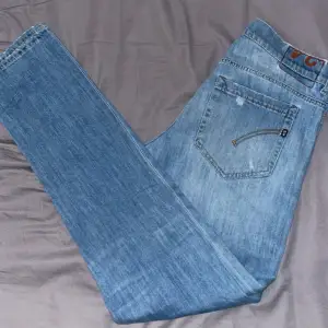 Hej, säljer ett par dondup george jeans i storlek w34. Skick 9/10 inget tecken av tidigare användning. Kom dm ifall du vill ha fler bilder!