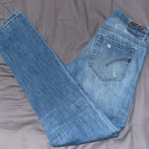 Dondup jeans  - Hej, säljer ett par dondup george jeans i storlek w34. Skick 9/10 inget tecken av tidigare användning. Kom dm ifall du vill ha fler bilder!