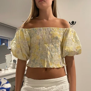 blommig topp - super fin blommig blus/topp som man kan ha på två olika sätt😍