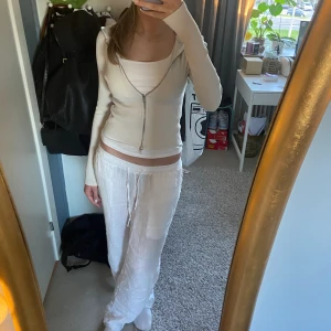 Beige zip up hoodie - Ny skick, är ändats använd några gånger, tight passform, sitter tight på mig som brukar ha S! Köparen står för frakt💕