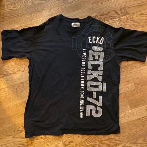 Ecko Unltd t-shirt - Baggy ecko t-shirt. Stor som fan, gissningsvis typ XL/XXL. Har ett mindre hål i nacken och ett större i sidan