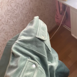 Juicy Couture - Jag säljer en juicy som knappt har användts. Köpte för 1270 men ni får buda. Säljer i storlek S. Jag beställde den för 2 veckor sen men dom är för stora för mig i längden. 