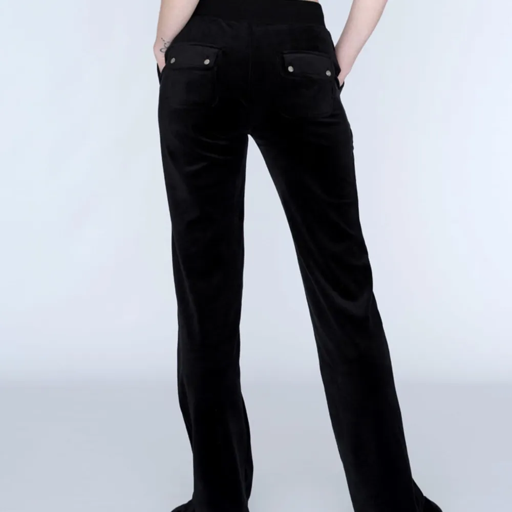 Ett par fina juicy couture byxor! Inte använda så mycket och kostar 1200kr men säljer för 350kr. De är även i strl Xxs men passar xs och s med. . Jeans & Byxor.