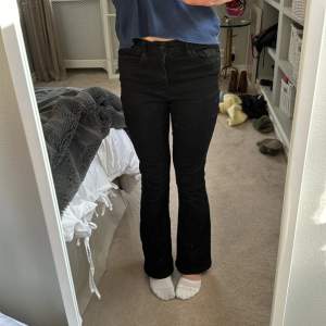 Jättesnygga jeans från noisy may, säljer pga att de sällan används. Använda ca 2-3 ggr💞Midjan: 26cm 