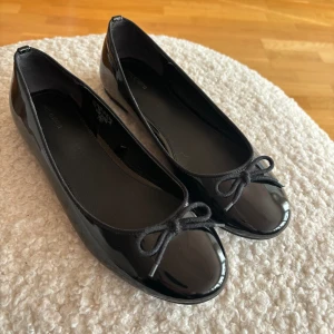Ballerinaskor - säljer dessa skor pågrund av att de tyvärr var för små, skorna är mindre i storleken & passar mer en storlek 38! 🩷