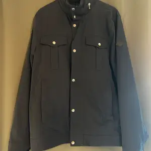 J Lindberg field jacket som är köpt på Volt. Använd enstaka gånger. Priset kan diskuteras, storlek L men passar M också.