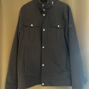 J Lindberg field jacket strl L - J Lindberg field jacket som är köpt på Volt. Använd enstaka gånger. Priset kan diskuteras, storlek L men passar M också.