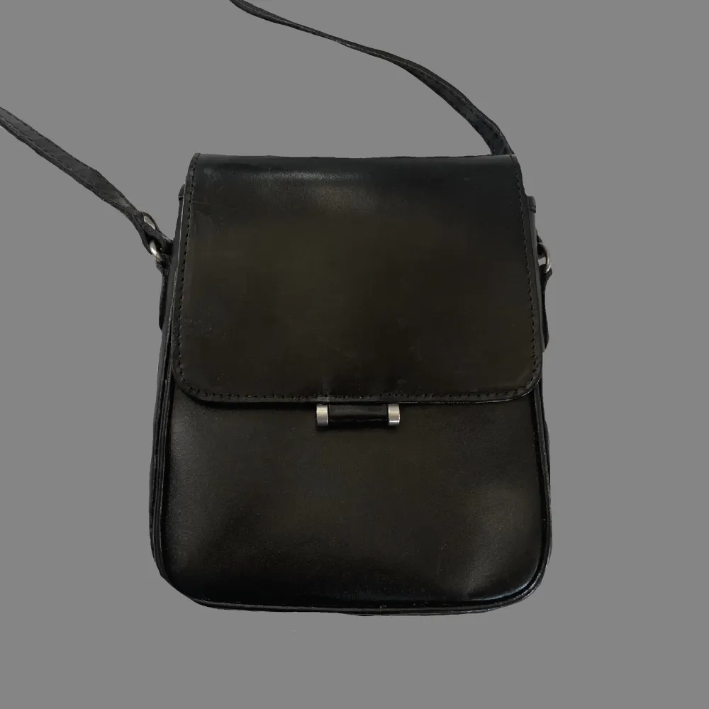 Svart liten väska med långt band, väskans mått: 18x23cm, bandet kan bli max 120cm långt !. Väskor.