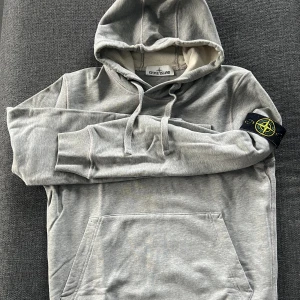 Stone Island hoodie  - Superfin Stone Island hoodie. Mycket bra skick, så gott som ny, endast använd ett fåtal gånger. Köpt på NK. Storlek S, normal i storleken. 