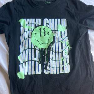 Svart t-shirt med lite neon gröna detaljer💗