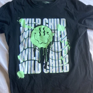 Wild child t-shirt - Svart t-shirt med lite neon gröna detaljer💗