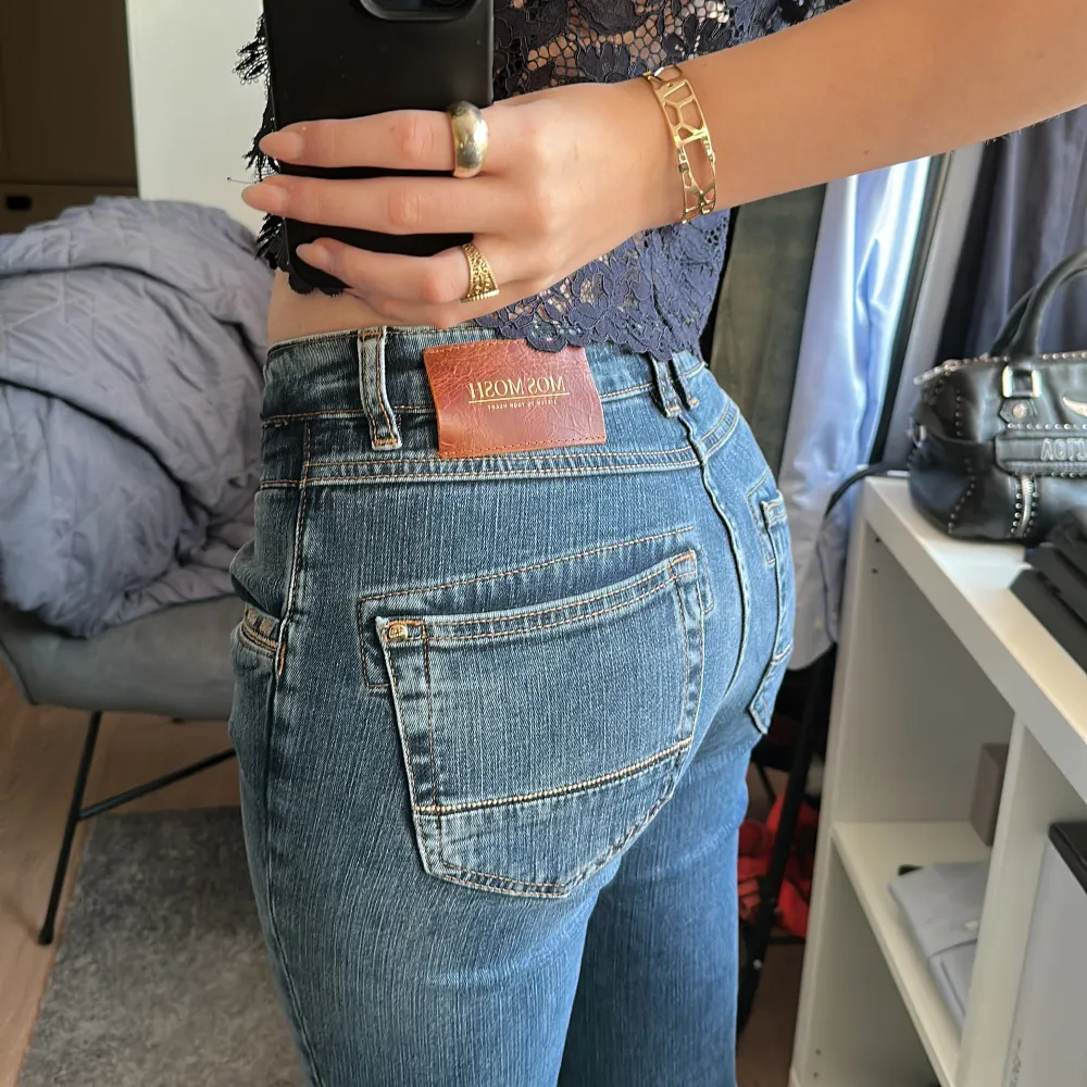Super fina Mos Mosh jeans som fortfarande har alla prislappar på, har aldrig använts💕Låg/Medelhög midja🙌🏼. Jeans & Byxor.