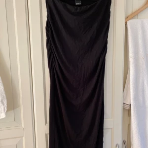 Soft touch maxi kjol - Gina Tricot - Använd endast 1 gång. Stretchig, passar S/M.  Superfin & populär kjol från Gina i deras Soft touch kollektion ✨⛅️  Ett helt underbart material som sitter så smickrande på kroppen 🙌🏻