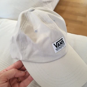 Vans keps, helt ny!!! - Oanvänd keps från Vans. Ny utan prislapp. Ljus beige. Unisex 