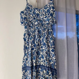 Blå blommig klänning  - Gullig sommarklänning i bra skick! Superfin klänning som passar perfekt till sommaren, säljer då jag vuxit ur den💙