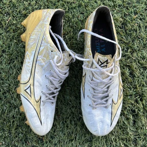 Fotbollsskor Mizuno Alpha - Mizuno Alpha Elite 🌟 skick 9/10 endast använda i en månad, perfekt skick endast lite smutsiga. Priset kan diskuteras 💯 Lite stora i storleken skulle säga att de passar 42-43