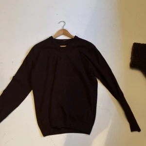 Ballantyne tröja - Fårull material. Nypris 300€. Kan titta på deras hemsida. Stl M. Pris kan sänkas i en snabb deal. Färgen är brun. 