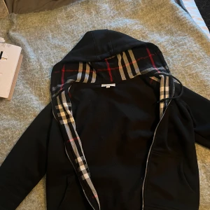 Burberry hoodie  - Denna är i ett super bra skick nästan aldrig använd men den har blivit för liten och säljs pågrund utav de 