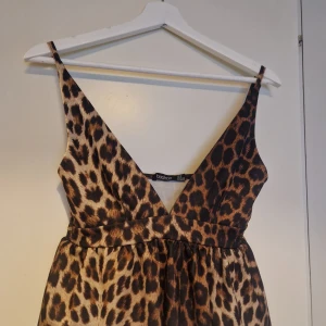 Topp - Topp från Boohoo i stolek 34  Endast testad 