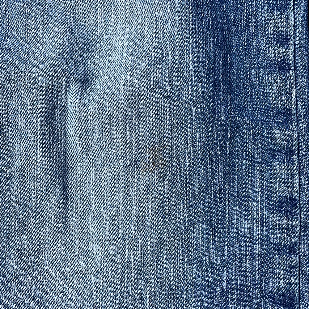 As snygga Diesel jeans i bootcut modell. Vill behålla men passar inte mig som är 156. Midjemåttet rakt över är ca 37 cm och innerbenslängden är 84-85 cm, de är stretchiga 😍😍 (bra skick, två små defekter finns att se de sista bilderna). Jeans & Byxor.