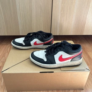 Nike Jordan - Nike Jordan skor i strl 38. Bra skick men behöver rengöras. 